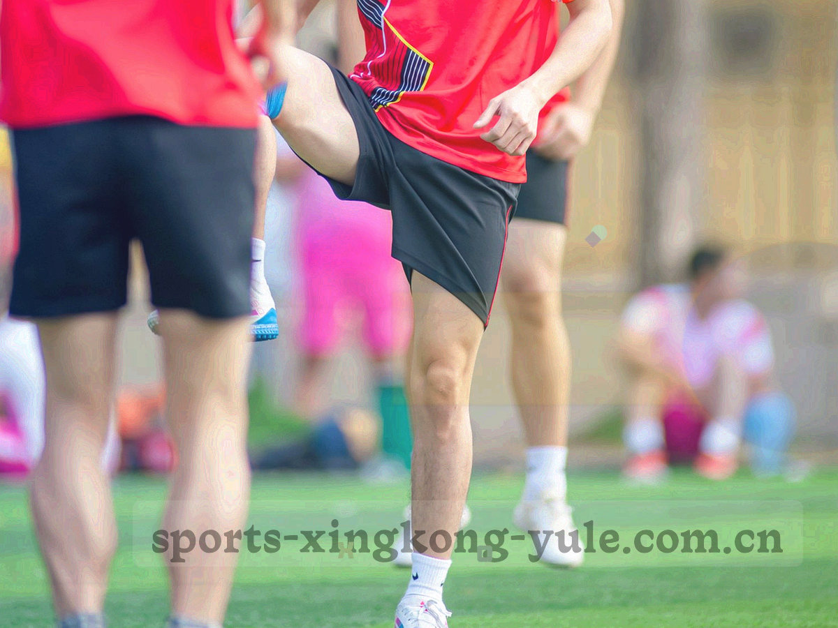两台设备轮廓并排，之间以细线连接，背景为深蓝渐变
